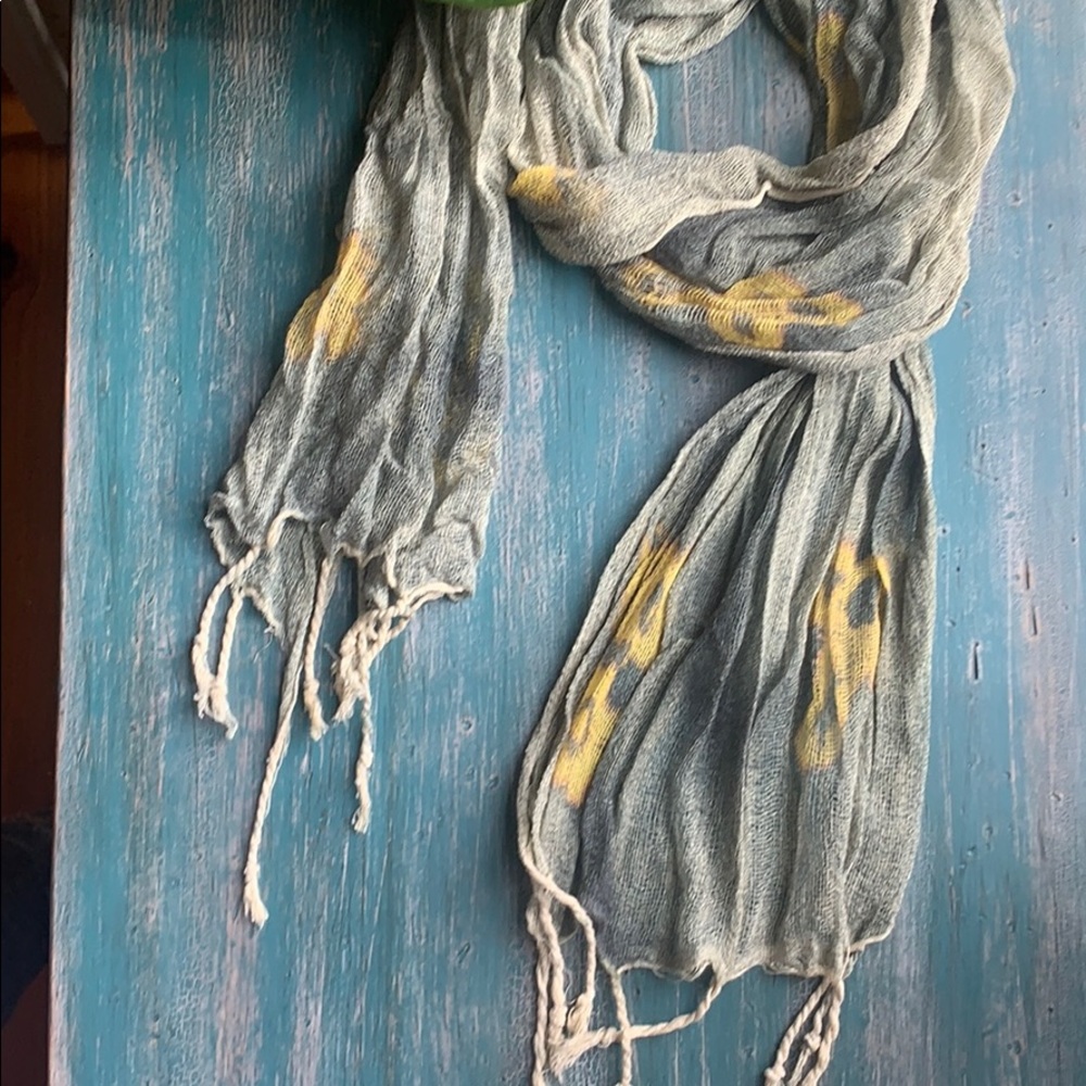 New Beautiful Open Weave Floral Scarf 🦋 3/$25